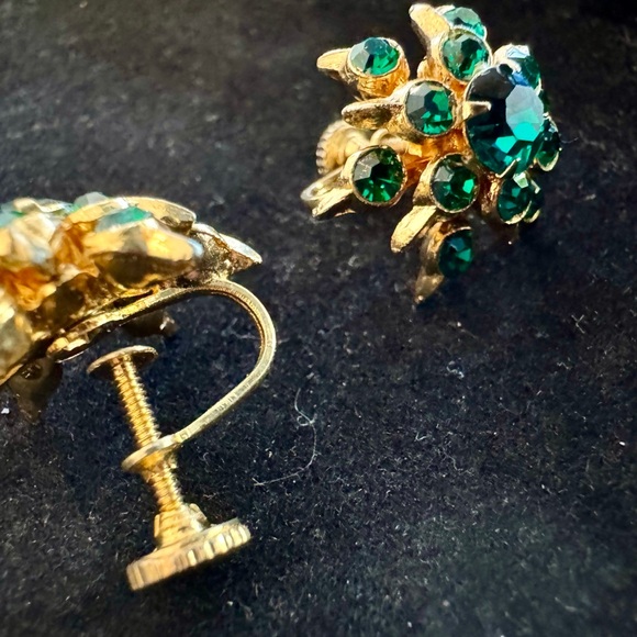 Vintage Green Rhinestone Snowflake Earrings,1960's Vintage Clip on Earrings - Picture 5 of 6